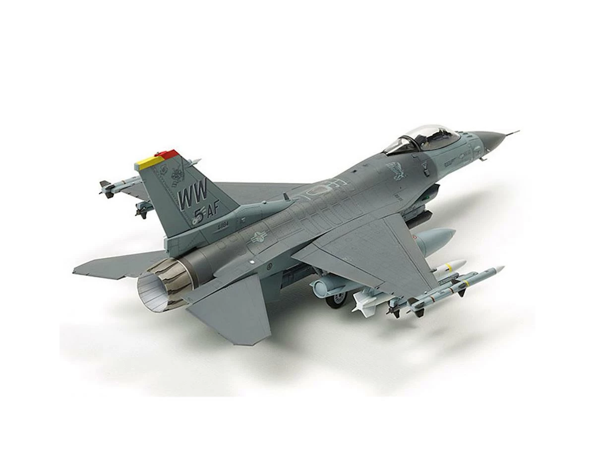 Tamiya 1/72 F-16 CJ Fighting Flacon Model Kit W/ Equipment